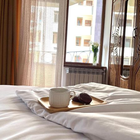 Superior Apt. With Balcony On Aram Street Apartment Yerevan Bagian luar foto