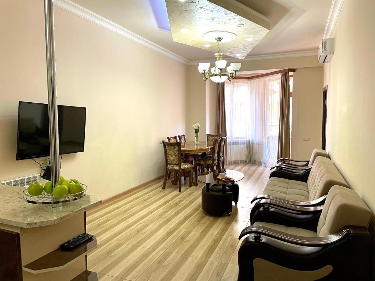 Superior Apt. With Balcony On Aram Street Apartment Yerevan Bagian luar foto