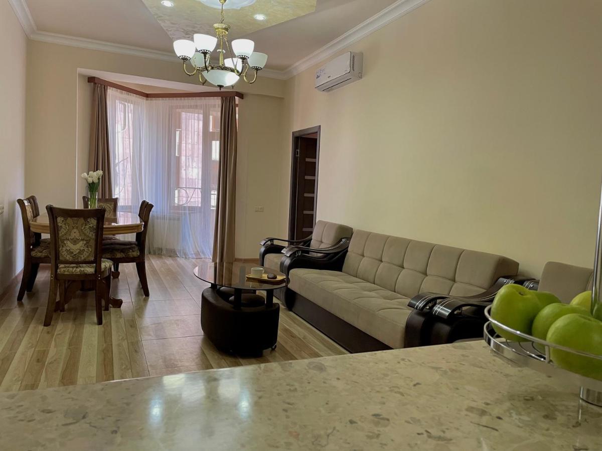 Superior Apt. With Balcony On Aram Street Apartment Yerevan Bagian luar foto