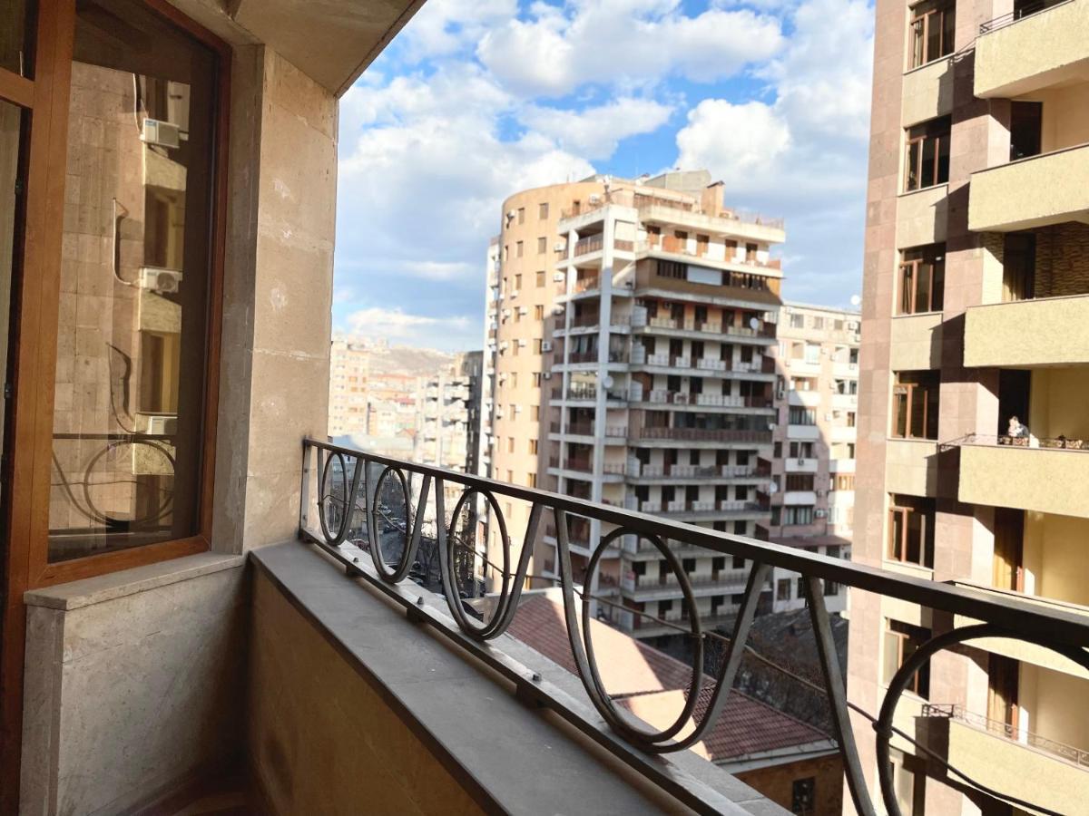 Superior Apt. With Balcony On Aram Street Apartment Yerevan Bagian luar foto